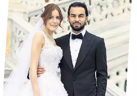 Ea e muza jucătorului pe care-l divinizează toată Turcia. Selcuk ”Xavi” Inan a adus calificarea directă a Turciei la Euro 2016 cu o bijuterie de gol, în ultimul minut. ^Cum au reacționat comentatorii turci. Imaginile FERICIRII de la Konya