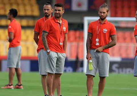 ”Rezervă” nefolosită la Pune, Mutu e tocmai bun de tăiat la Crăciun! ^Vrea la națională, dar are colăcei și fălcuțe! Le-a etalat înaintea meciului cu Dehli Dynamos, trupa lui Roberto Carlos