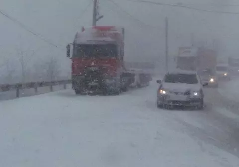 Trenuri blocate și localități fără energie electrică din cauza ninsorilor