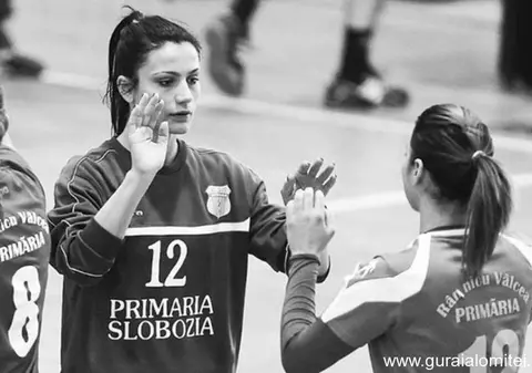 Deși și-a pierdut tragic portărița, Andreea Nica, Unirea Slobozia joacă sâmbătă în campionat. Sportiva va fi înmormântată joi. Sicriul cu trupul neînsuflețit e depus la Sala Sporturilor