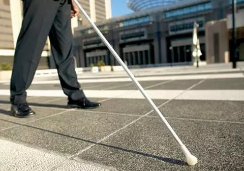 Un nevăzător a căzut într-o groapă de doi metri, în Cluj. Bărbatul a suferit răni grave