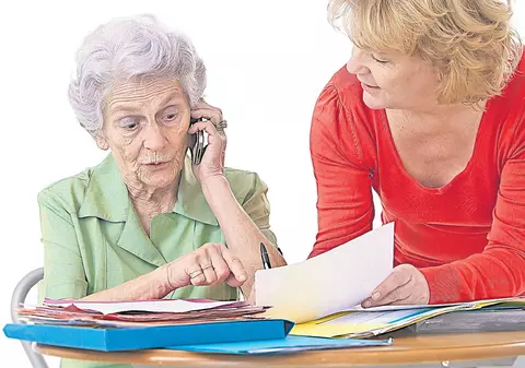 Păcălită de 15.000 de lei prin telefon