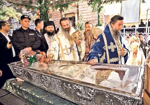 SFÂNTA PARASCHEVA:Sute de pelerini au ajuns la moaștele Sfintei Cuvioase Parascheva. CFR a suplimentat trenurile