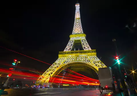 Mergi în vacanță la Paris? Vezi ce pățești dacă arunci mucurile de țigară pe stradă