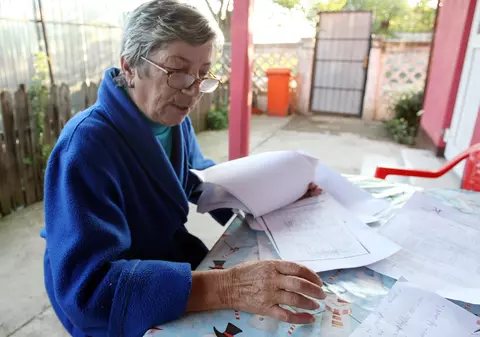 O femeie cere ajutorul autorităţilor pe motiv că după o viață de muncă statul i-a furat din drepturi: «Mi s-au scos orele suplimentare din pensie»