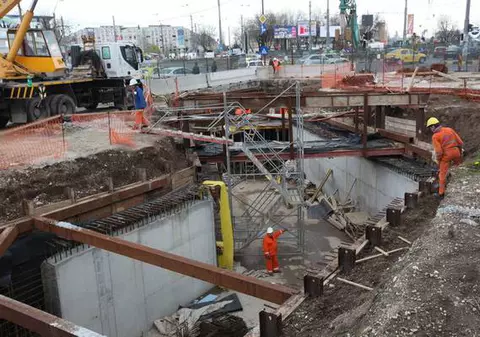 Traficul la Piaţa Sudului pe trei benzi pe sens se reia duminică. Când vor fi finalizate lucrările la pasajul subteran