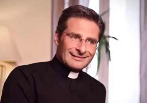 Scandal la Vatican! Un înalt prelat a recunoscut că este HOMOSEXUAL şi că are un iubit