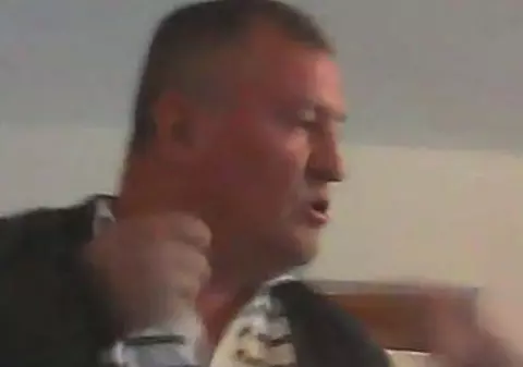 HALUCINANT! Primar filmat când înjură şi scuipă o bătrână pusă în genunchi: “Du-te şi te sinucide, du-te-n p… mă-tii” VIDEO
