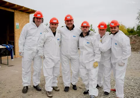 Proconsul au ajuns la ”sapă de lemn”!  Rockerii au ajutat la construcția de noi case