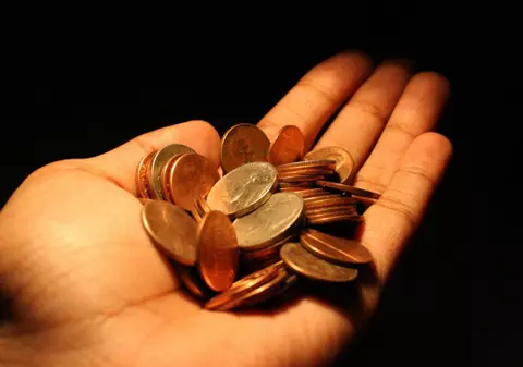 Guvernul IA DIN BANII DE LA DRUMURI şi îi dă la primării