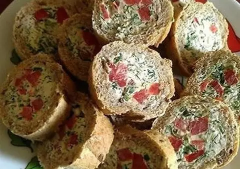 Rețetă simplă și rapidă, fără coacere: Ruladă-baghetă cu brânză și legume proaspete