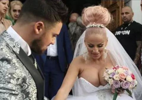 Transformare radicală pentru Sânziana Buruiană! La nuntă cu sânii pe afară, după ce a devenit nevastă - de nerecunoscut! | FOTO