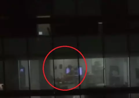 Angajații din clădirea de birouri au rămas interziși când s-au uitat pe geam. Doi angajați, filmați în timp ce făceau SEX la birou | VIDEO