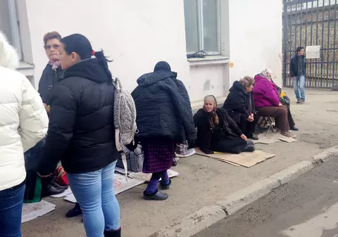SFÂNTA PARASCHEVA: Au dormit sub cerul liber ca să prindă loc la Sf. Parascheva