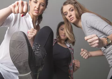 EXCLUSIV | Elevii sunt tunși la zero și mânjiți pe cap cu iaurt! În școli au apărut «frizerițele» bătăușe, o nouă «specie» de golani, care recurg la metode de umilință împinse la extrem