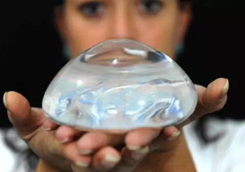 Avertisment pentru româncele care au silicoane! Ce nereguli au fost descoperite 