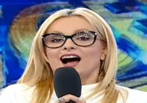 Simona Gherghe a scos "porumbelul" în direct! Şi ea a izbucnit în râs când şi-a dat seama ce gafă a făcut 