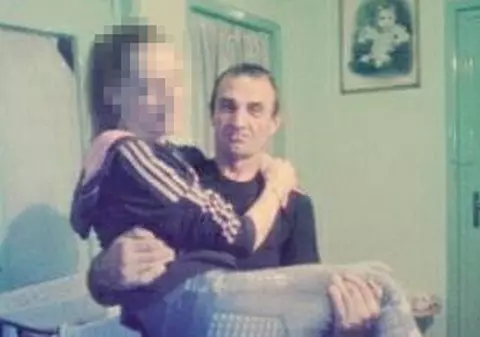 Decât despărțiți, mai bine morți! Un bărbat din Vaslui și-a ucis soția și și-a înjunghiat fiica