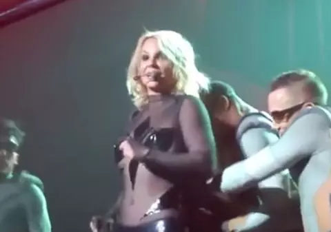 Accident vestimentar ruşinos! Britney Spears, la un pas de a rămâne în fundul gol, pe scenă | VIDEO