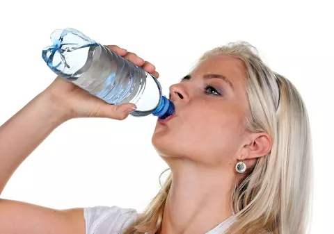 Adevărul despre sticlele de plastic pe care le cumperi din magazin. Ce înseamnă simbolurile trecute pe ele