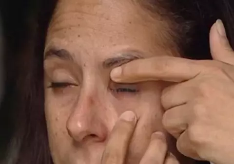 A încurcat picăturile de ochi cu superglue. Greşeala pe care această femeie o va regreta toată viaţa