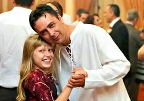 Fetița unui actor din ”Trăzniții” și-a expus picturile în sediul DNA!