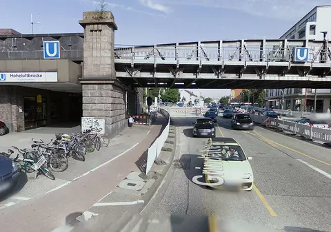 TRAGEDIE! O femeie și-a împins copilul de 11 ani sub roțile trenului