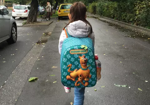 Cară 4 kg în spate în clasa I. Medicii trag un semnal de alarmă! Ghiozdanele mult prea pline cu rechizite provoacă boli ale coloanei vertebrale la copii