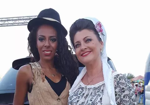 Poți să crezi? Mulatra asta cântă și muzică populară!