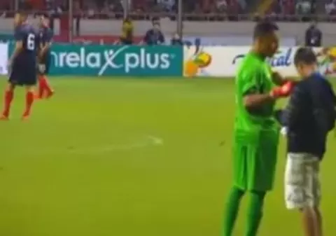 A dat autografe pe teren, în timpul meciului