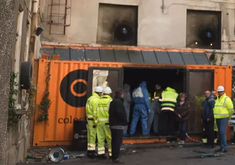 De ce a ars atât de repede tavanul?