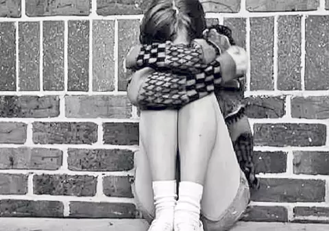 Perversul repeta violul ca să iasă bine filmarea | Timp de doi ani, o fată a fost abuzată sexual de concubinul mamei ei