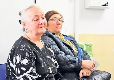 Doar pensionar să nu fii în România! Se calcă în picioare pentru credite de 30 de lei