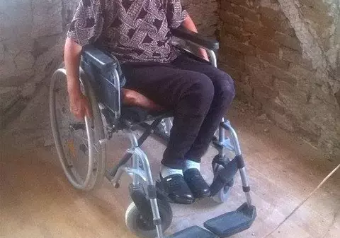 Este săracă, stă în scaun cu rotile, într-o casă dărăpănată, iar anul trecut era să-şi piardă un picior degerat! «Vine iarna şi iar nu am lemne de foc»
