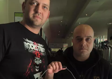 Gest impresionant! Sâmbătă, la un mare festival rock din Leeds, britancii au umplut urne cu donații pentru victimele din Colectiv!