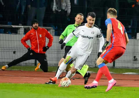 Ofertă colosală pentru trei din vedetele Astrei. Cât oferă Steaua lui Gigi Becali. ”Dacă pleacă acolo, plec și eu, au câștigat războiul cu mine”. Budescu merge azi în Qatar, De Amorim s-a însurat în Brazilia