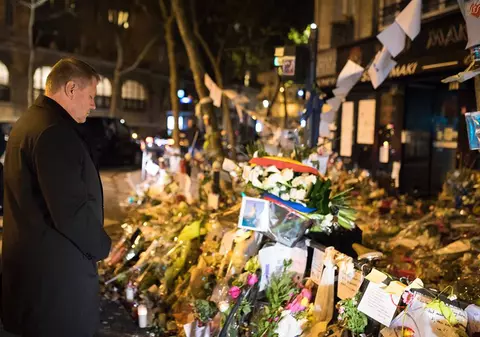 Klaus Iohannis, omagiu în memoria victimelor din Paris: "O mână de fanatici au produs atâta suferinţă..."