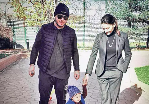 Îi fac «moţul», dar... fără tăiere! Claudia «Sexxy» şi Gabi Bădălău nu s-au pus de acord din prima asupra primei aniversări a fiului lor