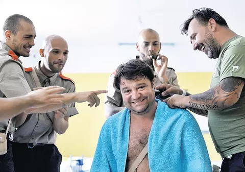 L-au ras! Andrei Duban a aflat pe pielea capului lui cum e viața de cazarmă