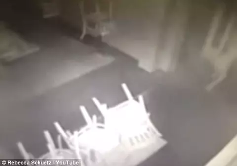 VIDEO| Fantoma unei fetițe, surprinsă într-un restaurant. Ce a fost în locul respectiv cu 100 de ani în urmă