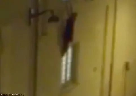 ATENTATE PARIS | "Ajutor, sunt însărcinată!". Momentul în care o femeie se agaţă de fereastră, după ce teroriştii au deschis focul