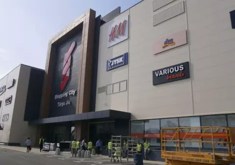 Panică într-un mall din Târgu Jiu. Un bărbat a tras cu pistolul în incinta centrului comercial