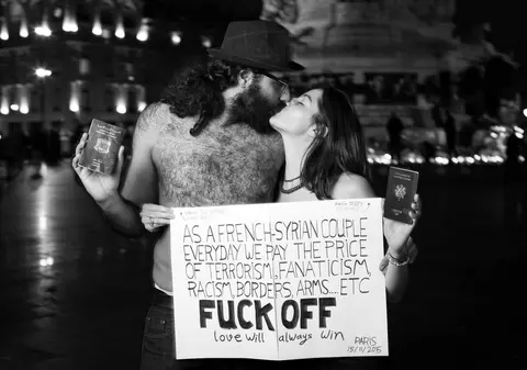 Atentate Paris | Imaginea unui cuplu din Paris a devenit virală | FOTO