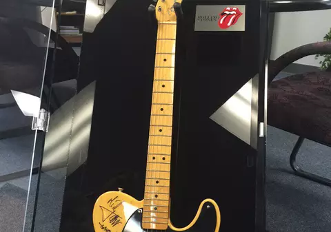 Legendara gimnastă Nadia Comăneci a primit cadou, de ziua ei, ^o chitară cu autografele celebrei trupe rock Rolling Stones / GALERIE FOTO