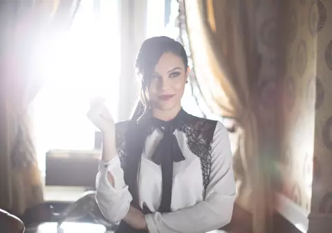 PREMIERĂ LIBERTATEA.RO | Carmen lansează "Living the moment"!