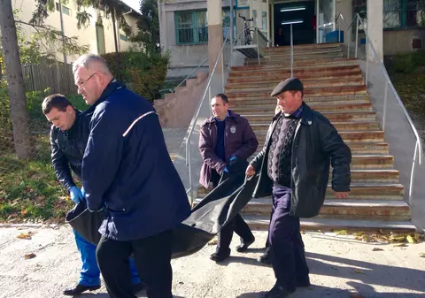 Crimă urmată de un incendiu într-un cămin din Iași. Atacatorul este căutat de polițiști! | FOTO