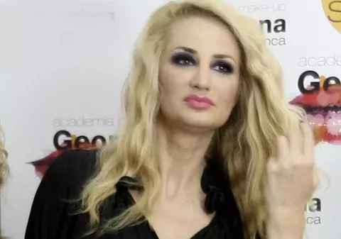 EXCLUSIV /Julia Jianu se tatuează! Desenul exprimă…libertate!