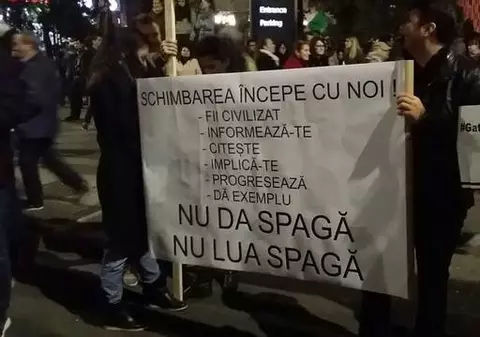 A şaptea zi de proteste în Bucureşti. Câteva sute de oameni s-au adunat şi astăzi la Universitate, la 10 zile de la tragedia din Colectiv