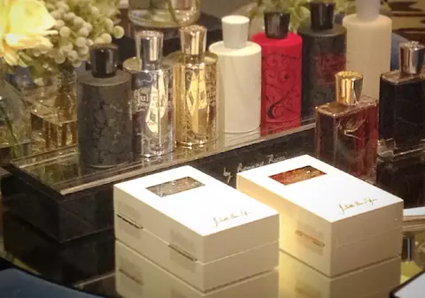 Românii s-au dat, anul trecut, cu peste 6.000 tone de parfum importat