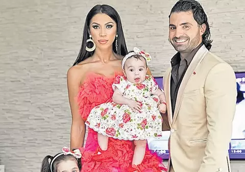 Pepe și Raluca se ocupă împreună de educația celor două fetițe